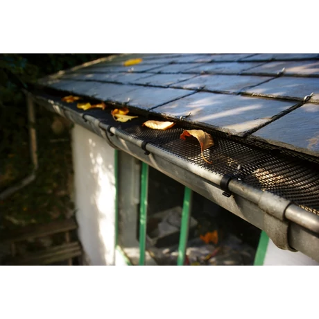 140084 LEAF PROTEC ereszcsatorna védő háló 15 db rögzítővel fekete 17 cm x 6 m